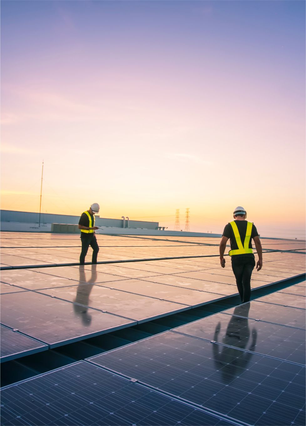 Techniciens Greenback sur toiture au coucher du soleil